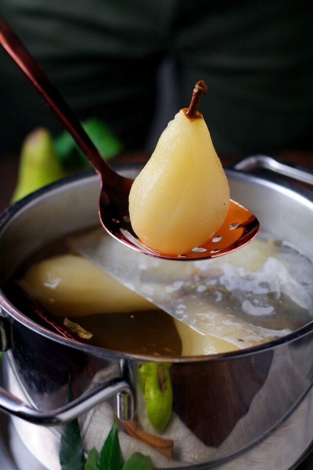 How to Make White Wine Poached Pears - Days of Jay