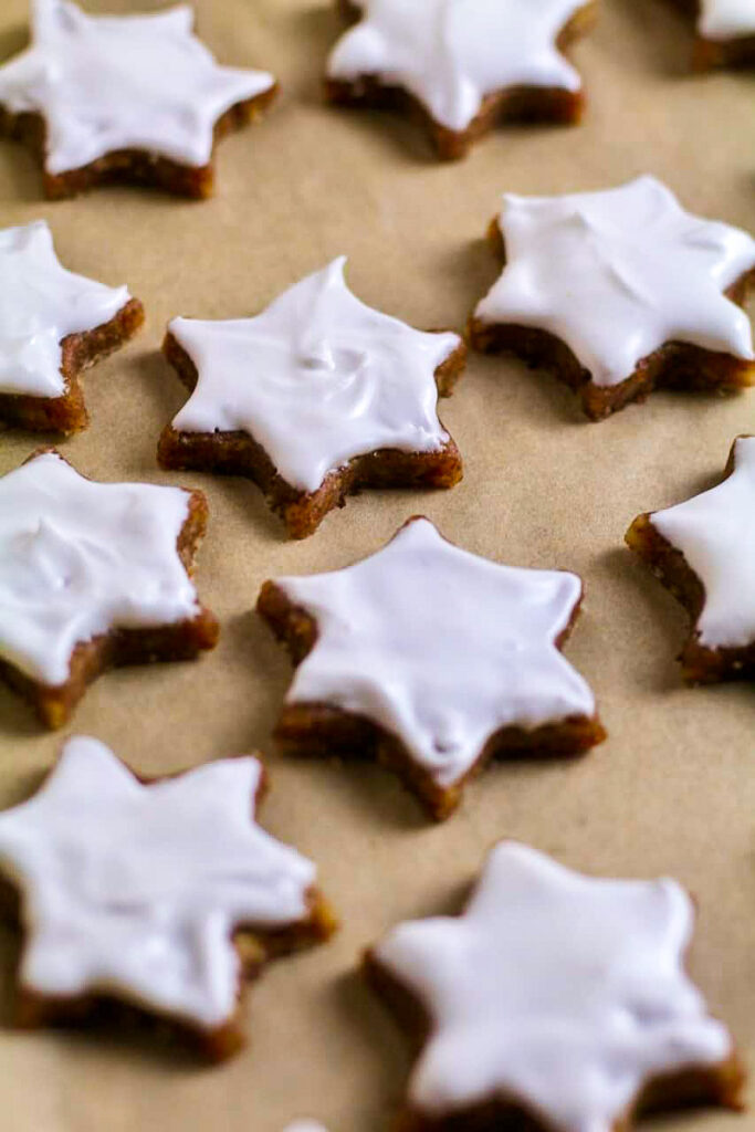 Frosted Zimtsterne on a baking sheet.