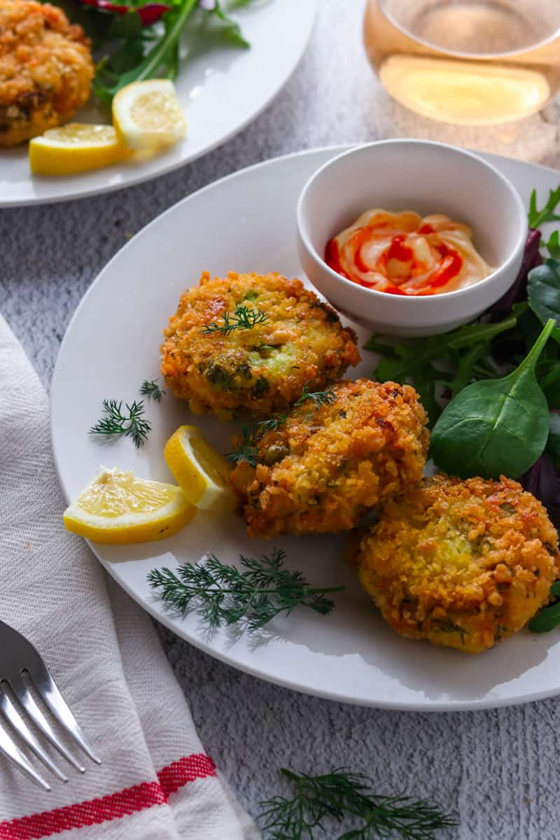 Easy Salmon Cakes (with fresh salmon!) - Days of Jay